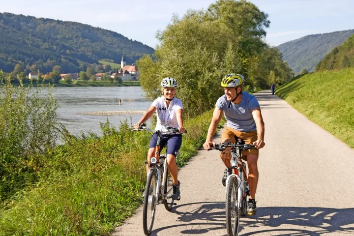 Velofahren entlang der Donau.