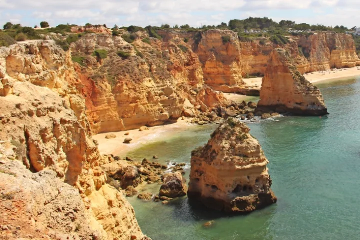 Einzigartige Felsenküste der Algarve auf den individuellen Veloferien.
