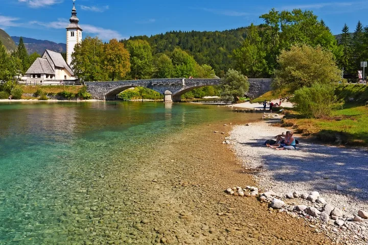 Am See in Bohinj auf den Veloferien Slowenien.