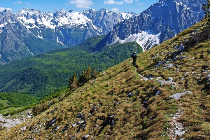 Wanderung mit schönem Ausblick auf die verschneiten Berggipfel der albanischen Alpen, Nordalbanien, Albanien.