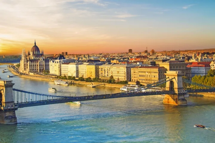 Schöne Aussicht auf das ungarische Parlament und die Kettenbrücke in Budapest.