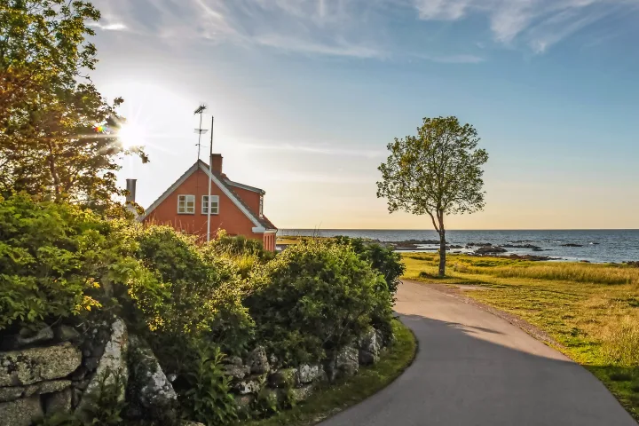 Küstenstrasse auf Bornholm in Dänemark.