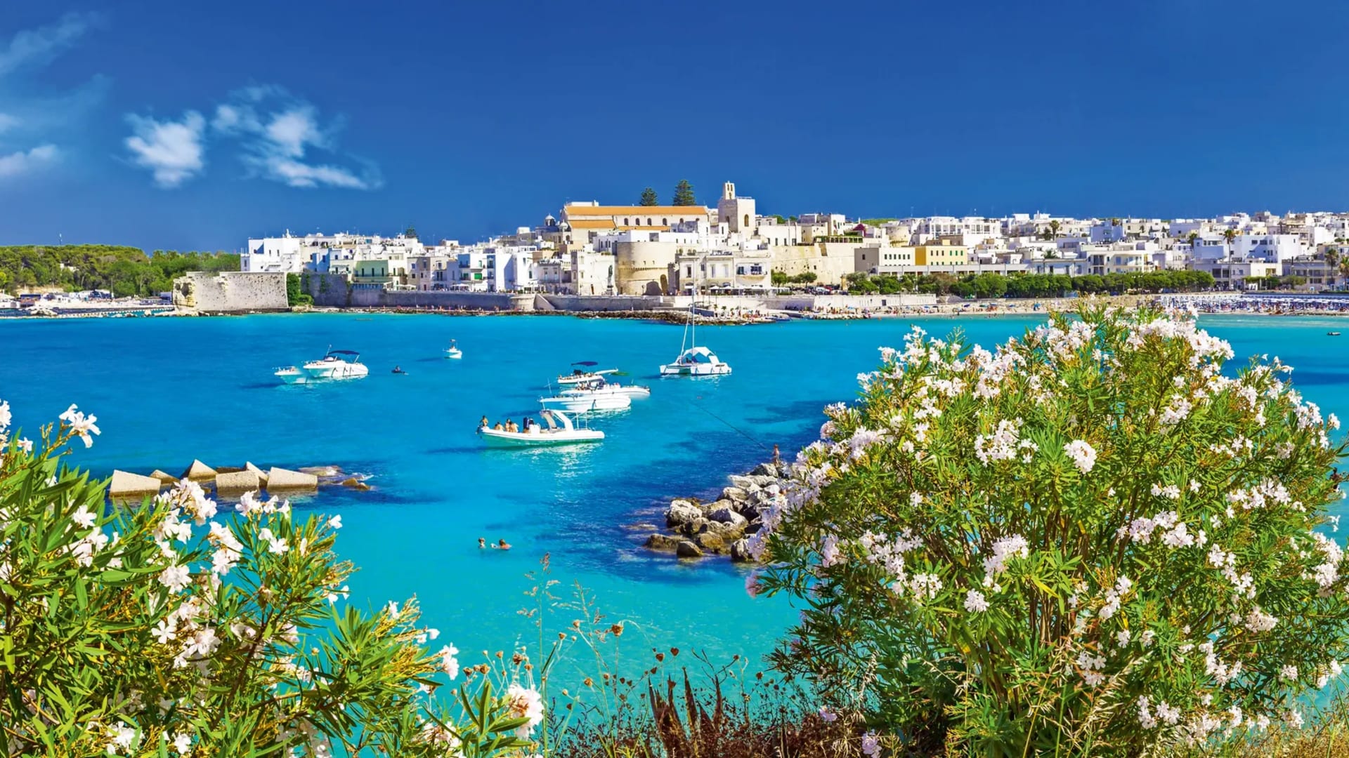Otranto mit türkisblauem Wasser auf den Veloferien.