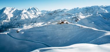 Chanel Opens Shop in Courchevel Just in Time for Ski Season - Daily Front  Row