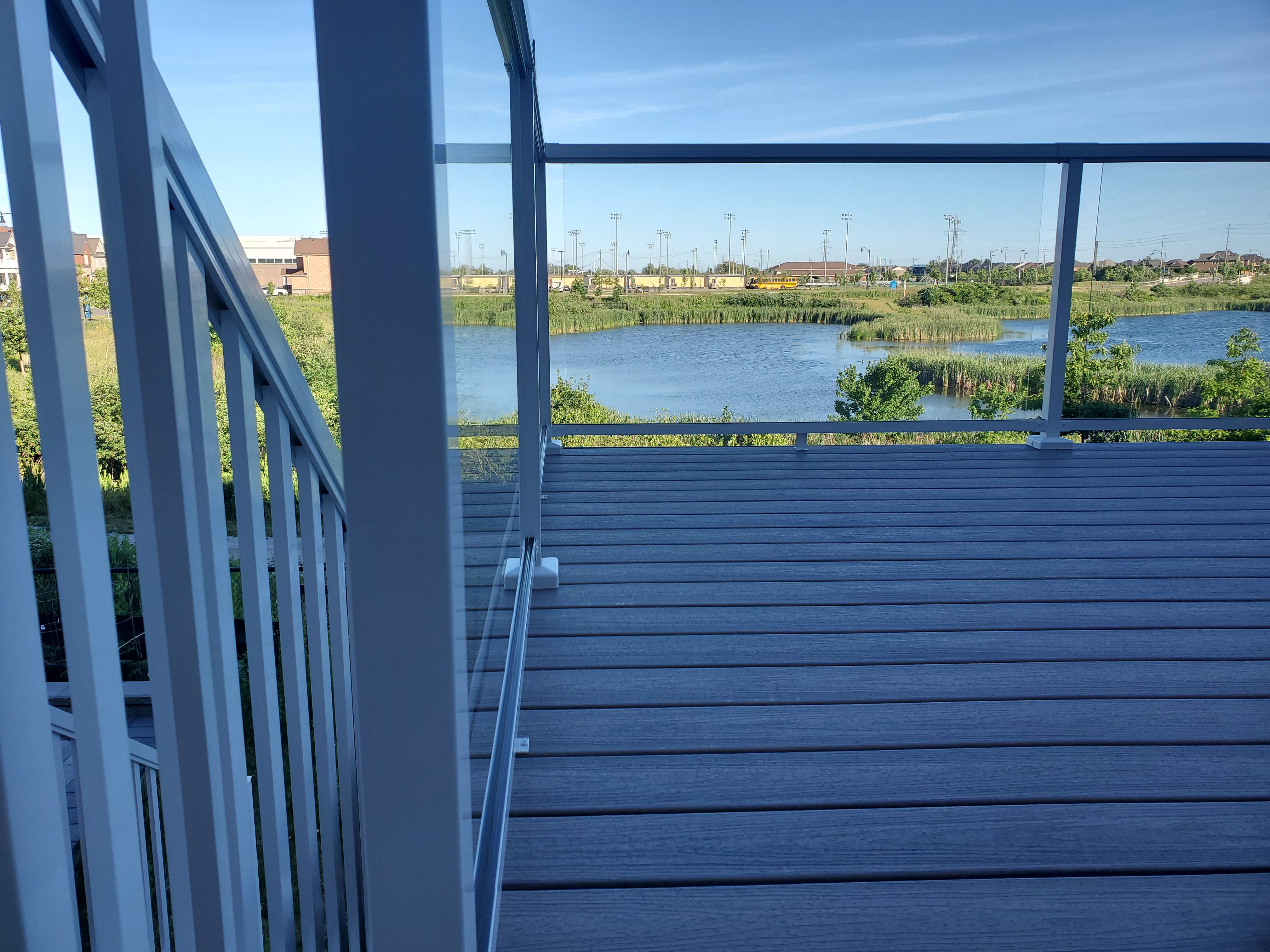 Harbor Railing Trex® Rocky Harbor Composite Deck with Glass & Aluminium Picket Railing ...