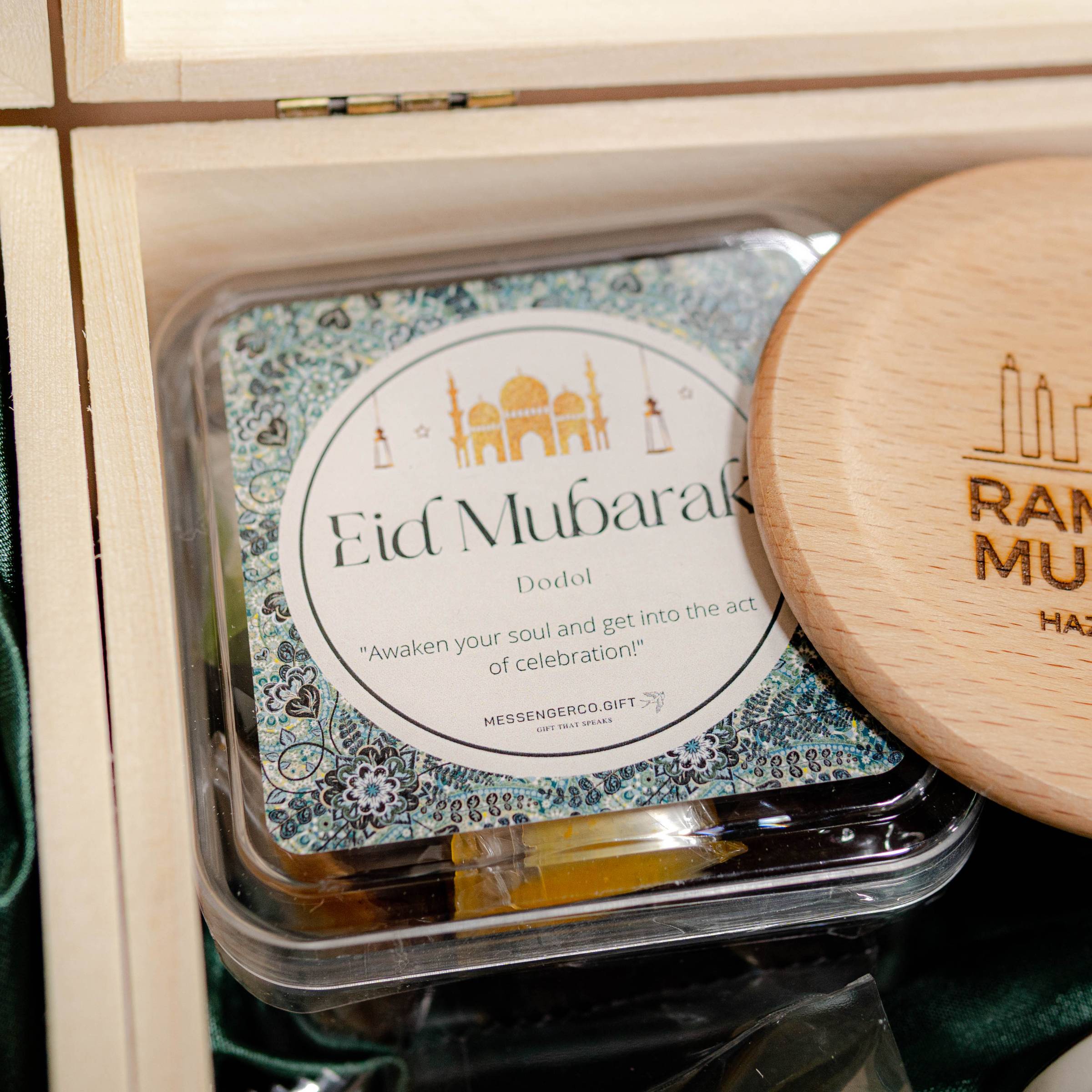 Raya personalised wooden gift set product photo square-3