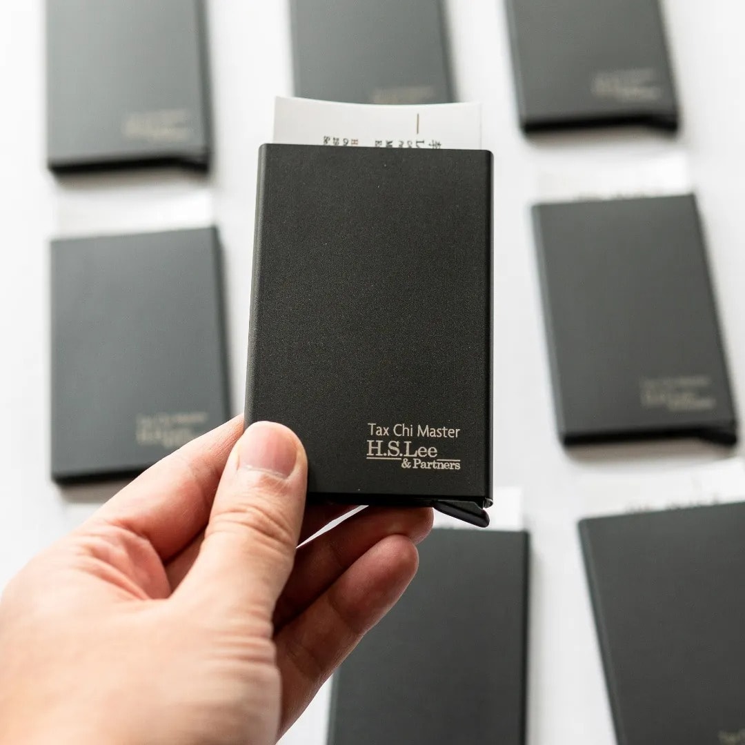 Corporate gift anti-theft rfid-blocking credit card holder with custom engraved logo or branding product photo square-4