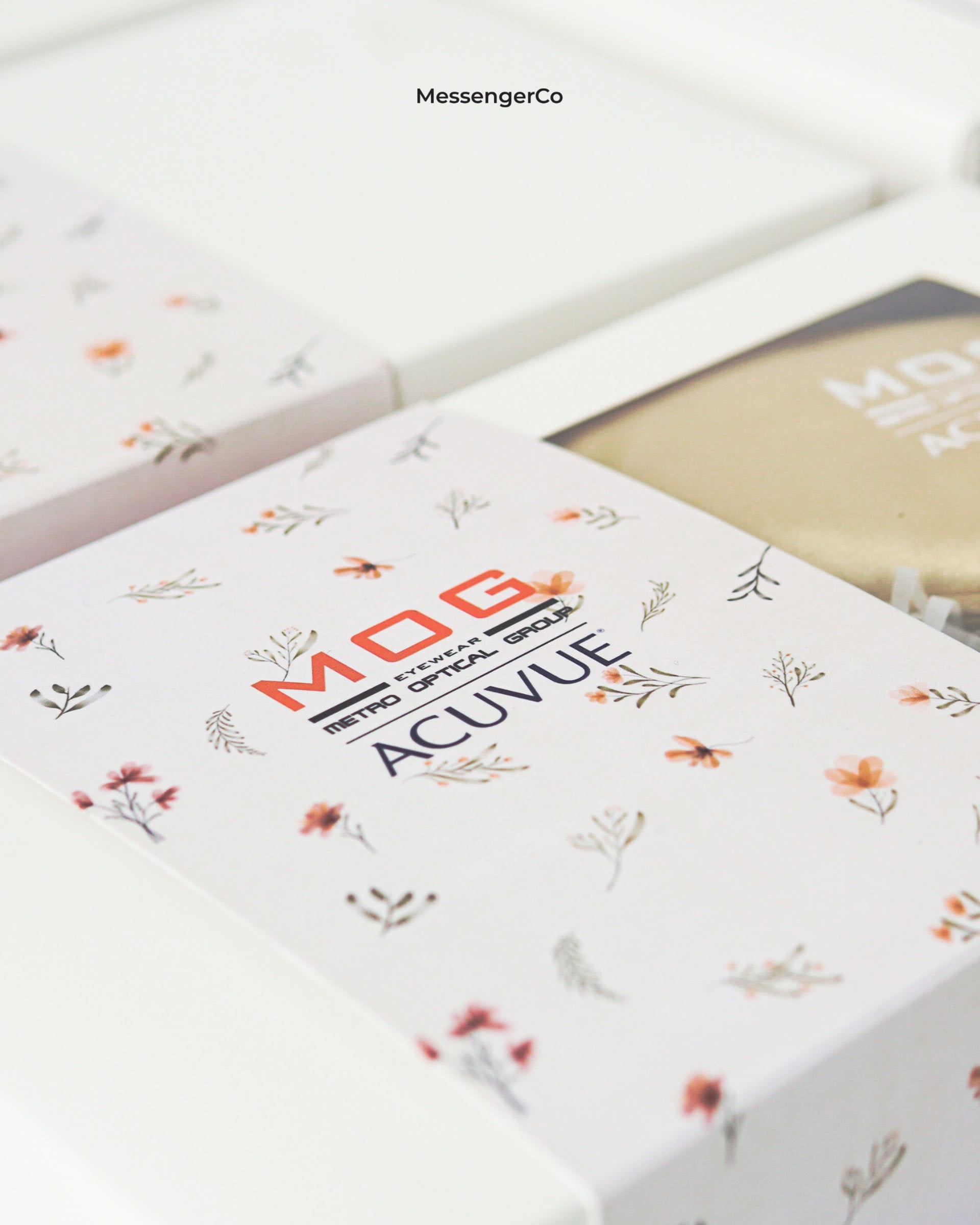 Custom eye mask gift set - mog x acuvue product photo portrait-3