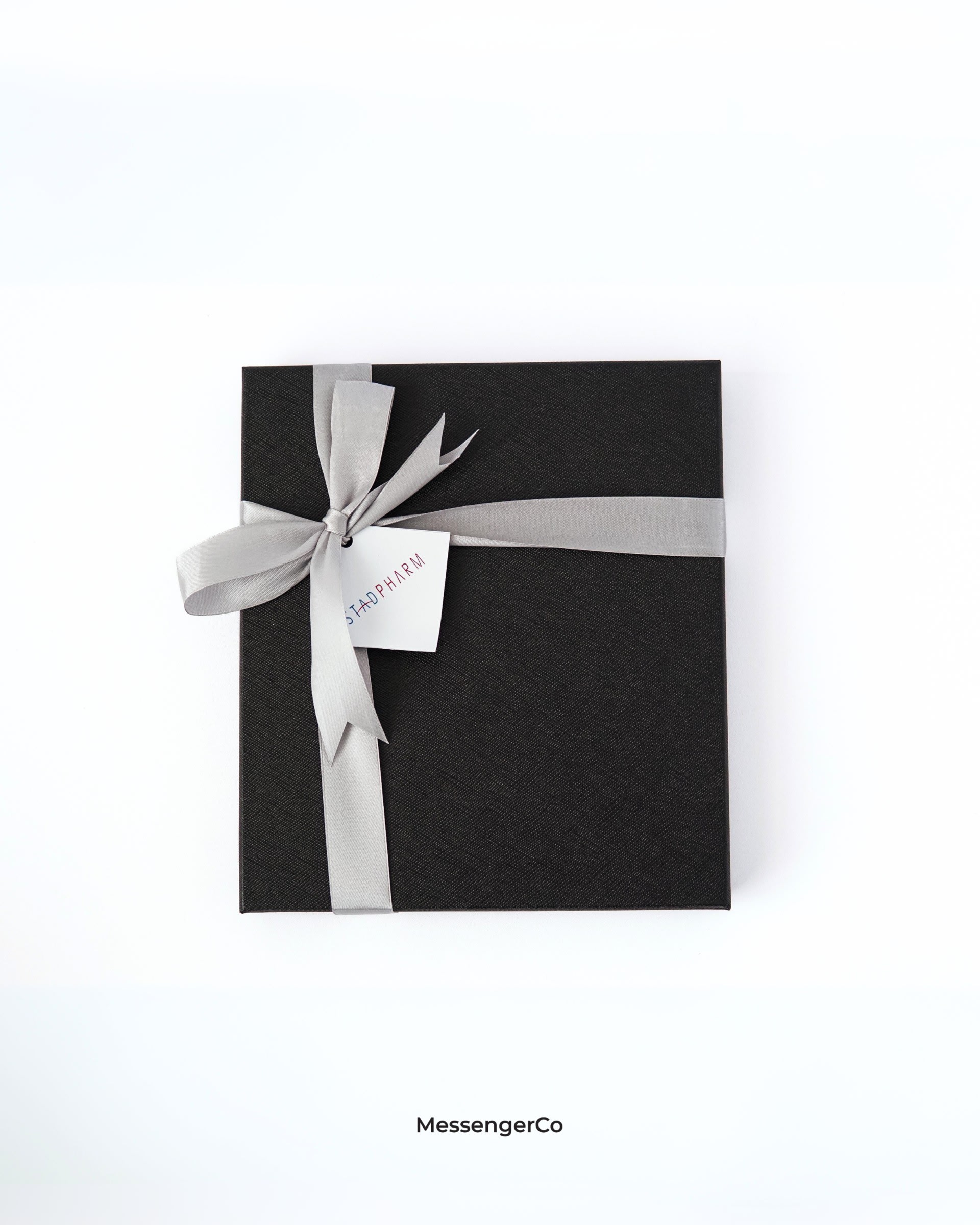 Customised notebook & pen gift set - stadpharm product photo portrait-2