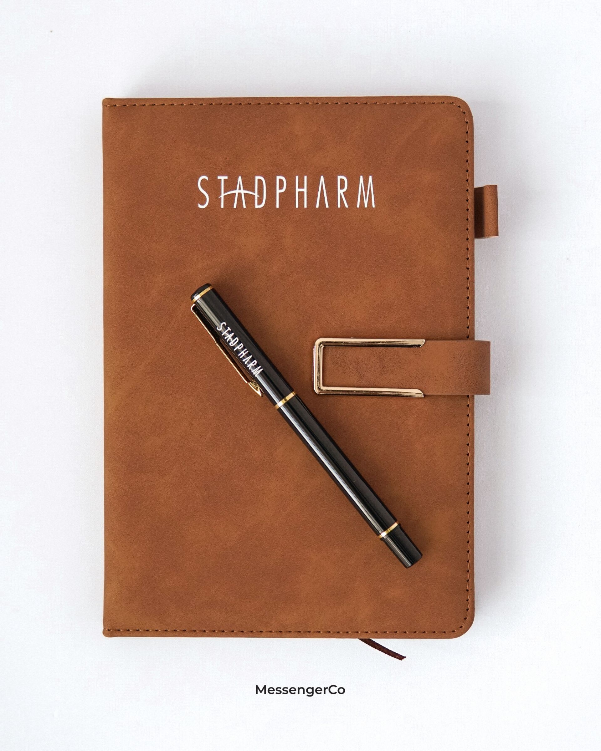 Customised notebook & pen gift set - stadpharm product photo portrait-3