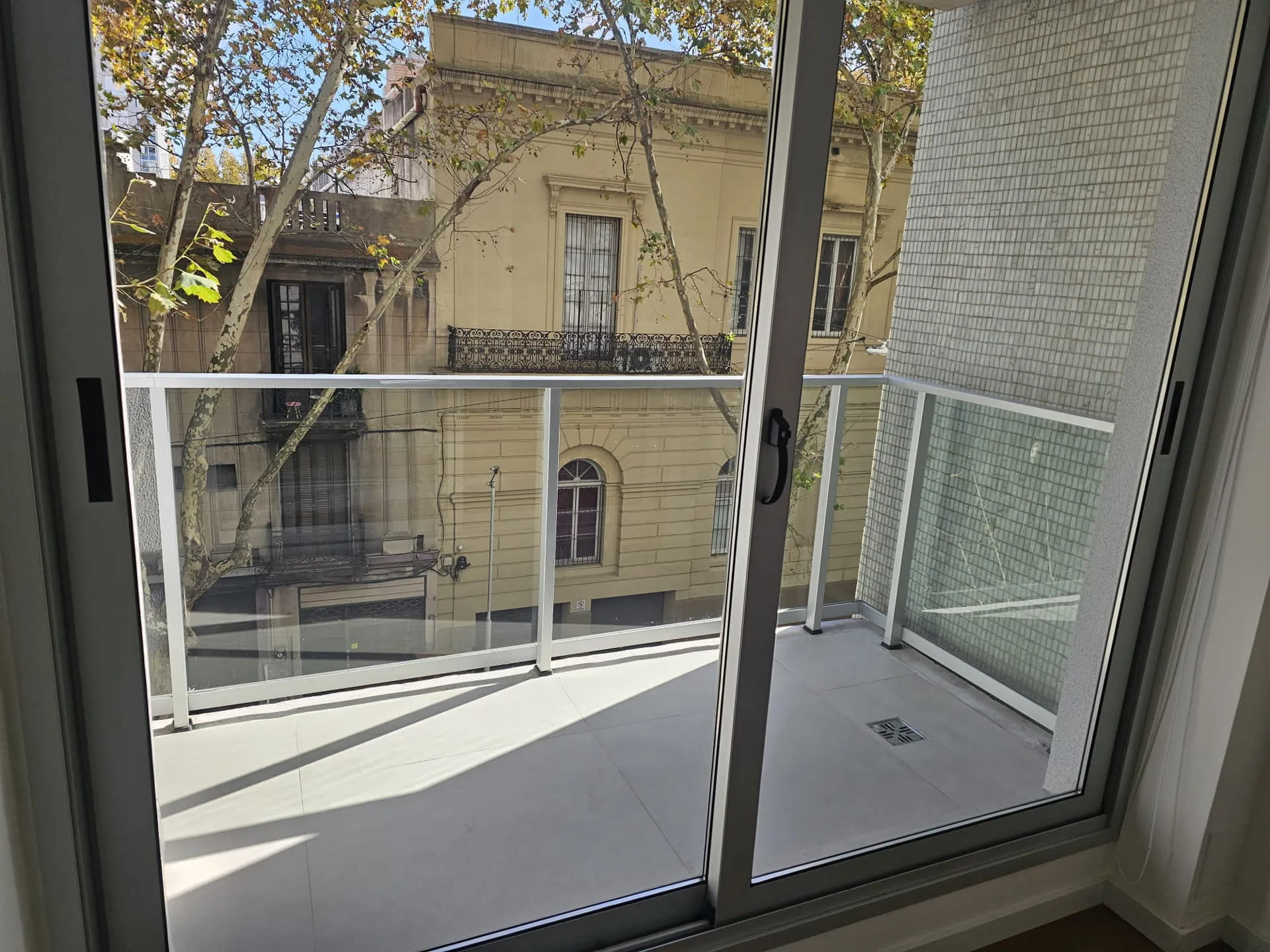 Alquiler apartamento a estrenar 2 dormitorios con cochera en el centro
