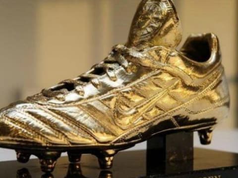 Les grands buteurs dans le football des années 1990