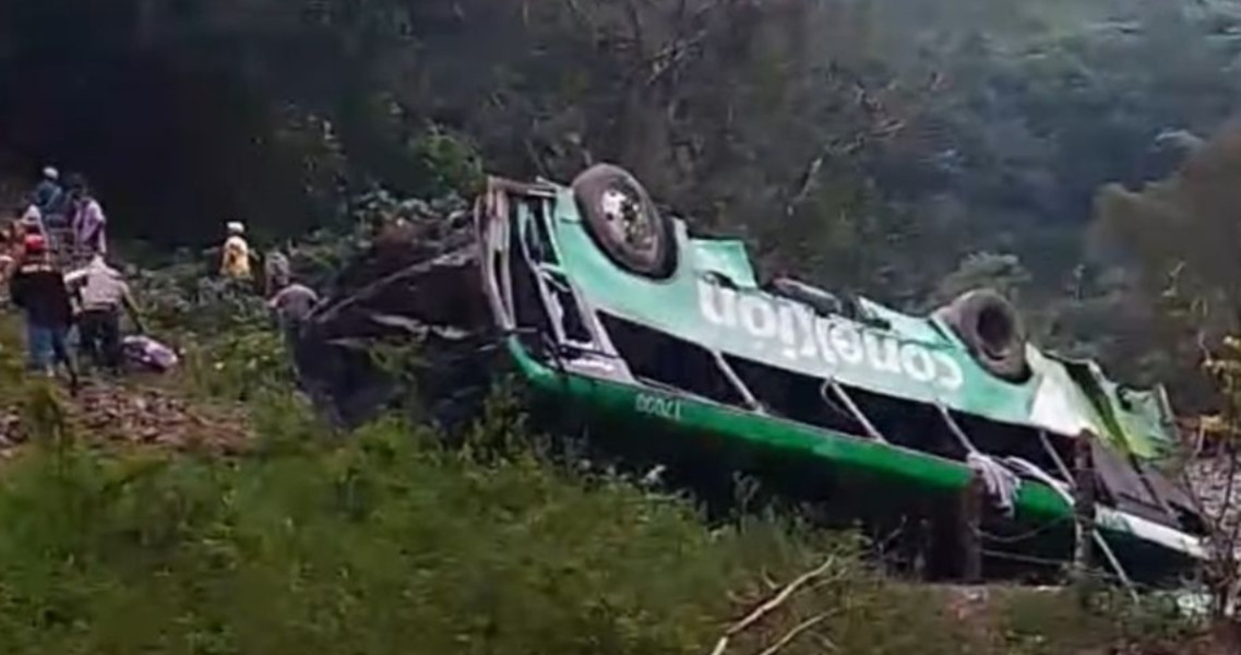 Vuelca autobús de pasajeros y deja diez muertos en límites de Hidalgo y Veracruz