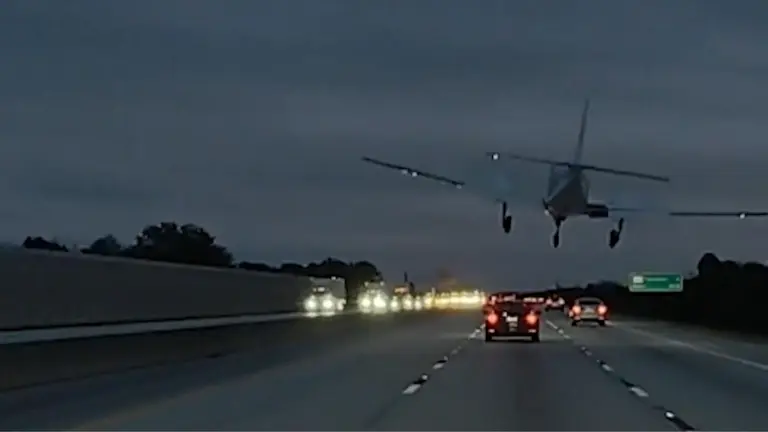 Avioneta cae sobre auto en una carretera de Florida