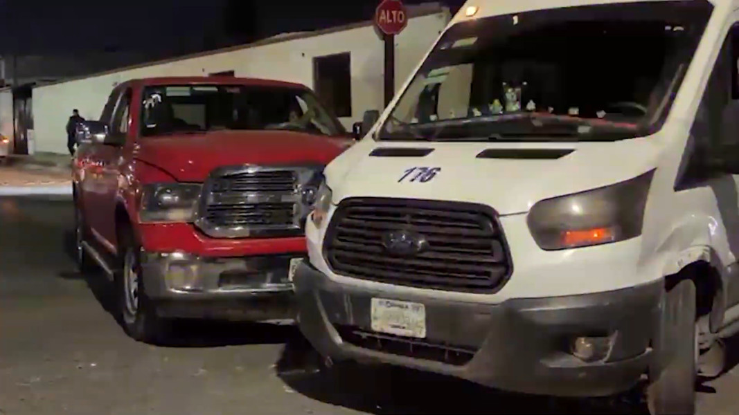 Conductora ignora alto y choca contra transporte de personal en Saltillo