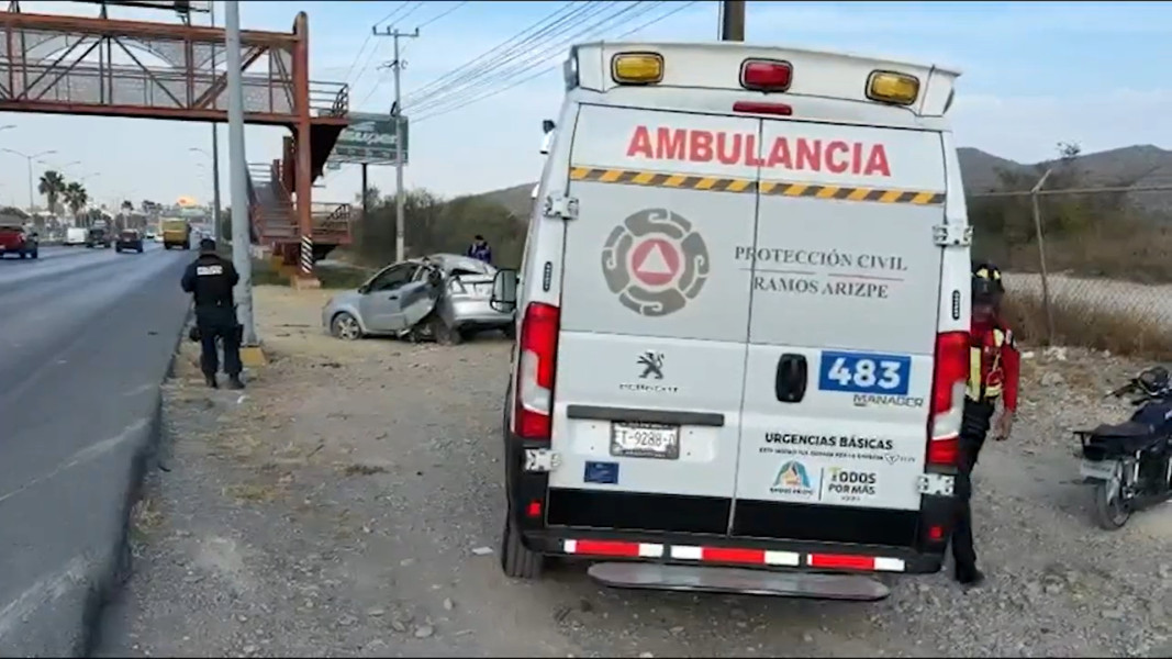 Conductora resulta lesionada tras chocar contra poste en la carretera ...