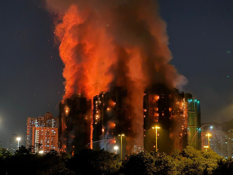 Suman 55 personas muertas tras el incendio en varios edificios de Hong Kong
