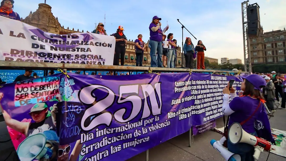 Cientos de mujeres participan en la marcha del 25N en CDMX