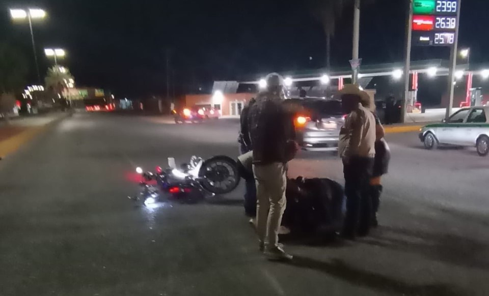 Motociclista choca contra vaca y resulta gravemente herido en Monclova