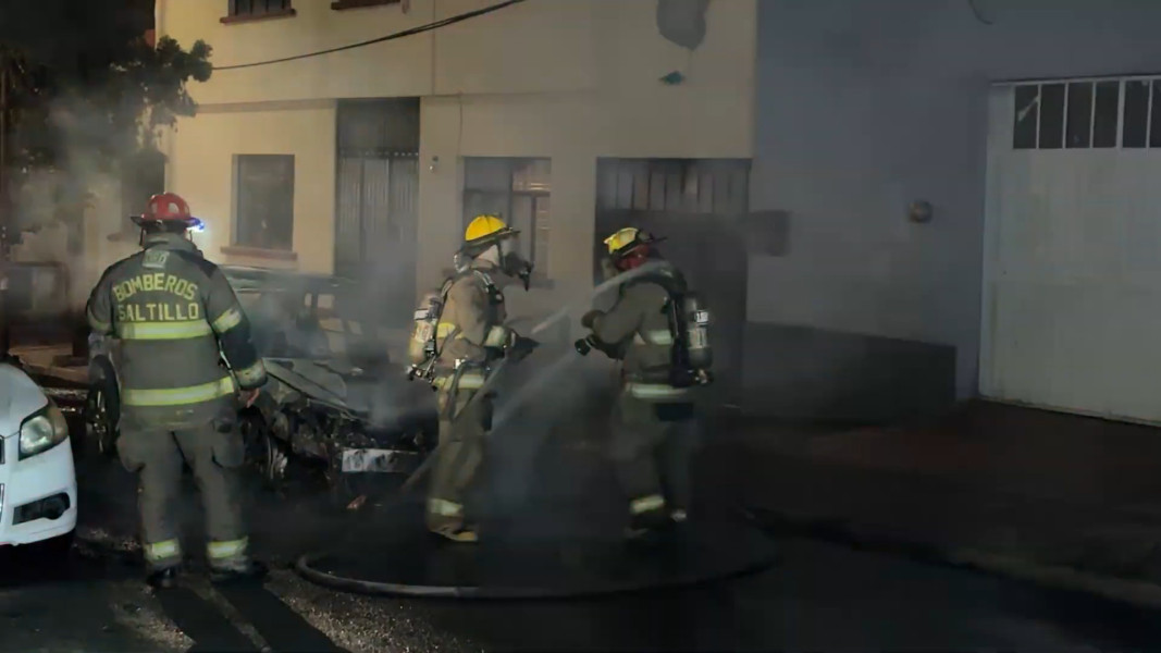 Vehículo se incendia tras presunta falla mecánica en el centro de Saltillo