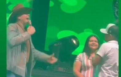 Pide matrimonio en concierto de Leandro Ríos en Acuña pero… ¡Se le olvidó que era casado!