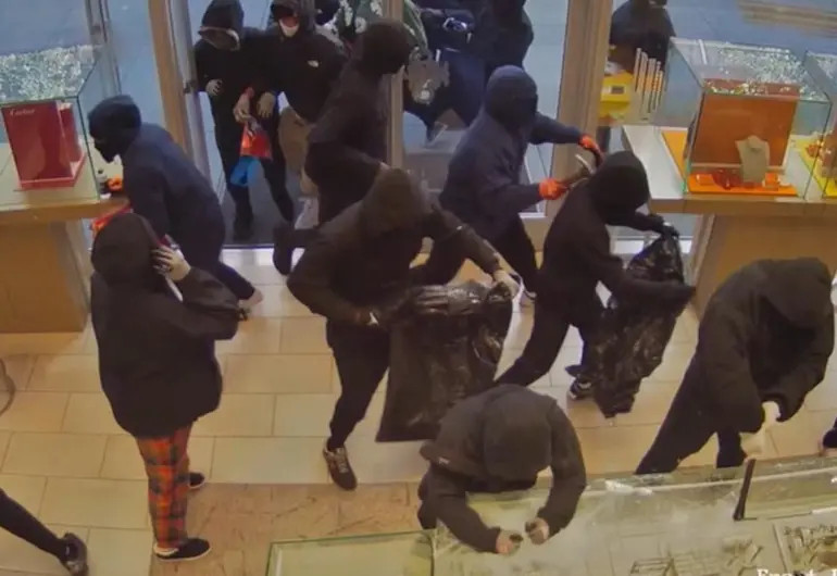 Detienen a 7 personas tras asalto masivo a una joyería de California