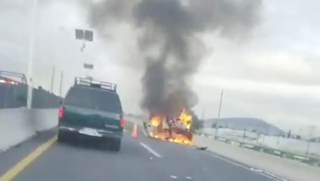 Auto vuelca y se incendia en la autopista Siervo de la Nación, Ecatepec