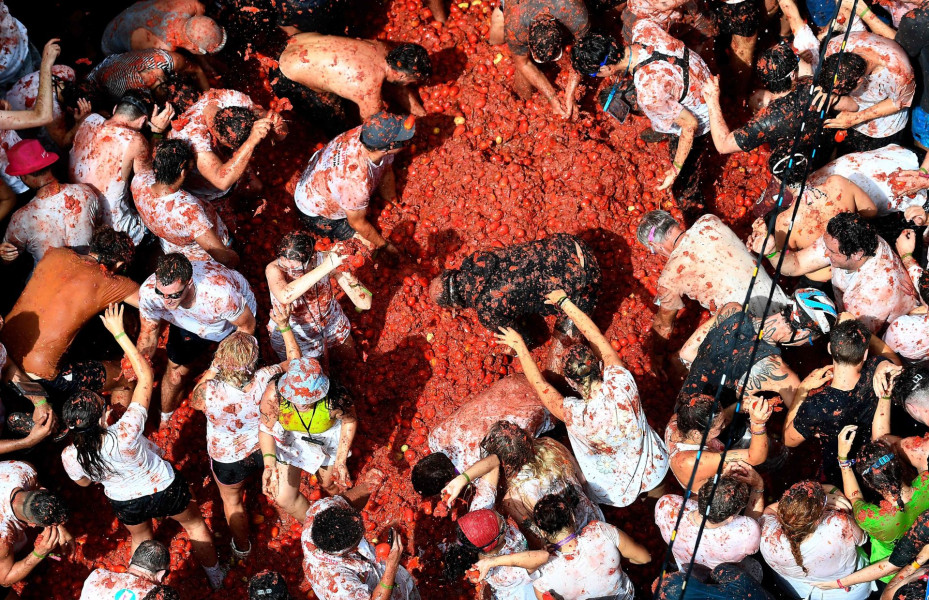 Más de 20 mil personas participan en la popular fiesta de la Tomatina en España