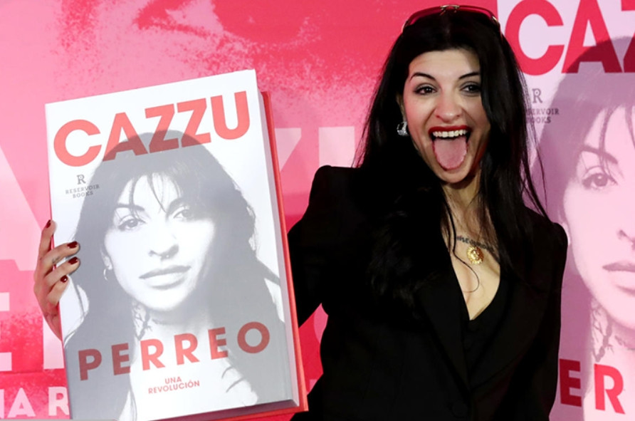 Cazzu presentó su nuevo libro ‘Perreo, Una Revolución’ con una firma de autógrafos en CDMX