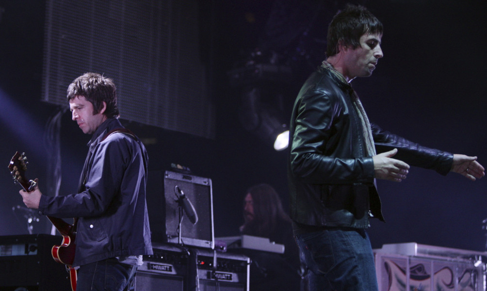 Fanático muere en concierto de oasis al caer desde una grada