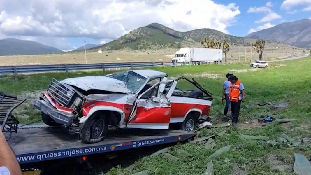 Ebrio vuelca y destroza su camioneta en la carretera 57
