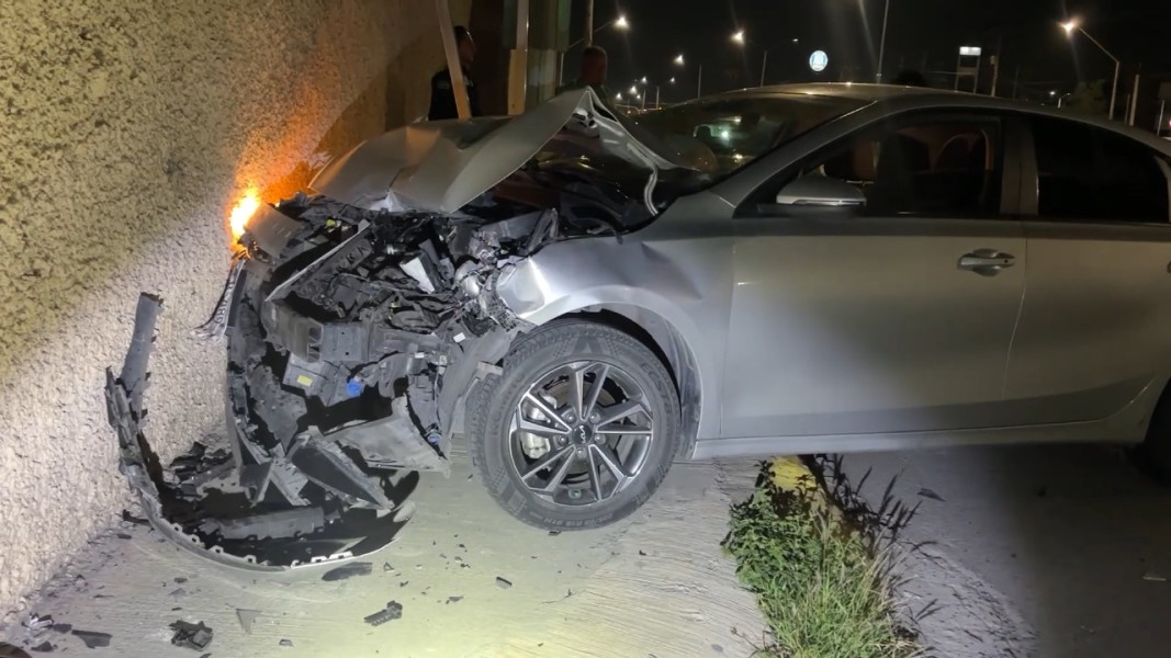 Conductor choca por alcance y sale proyectado contra un muro en Saltillo