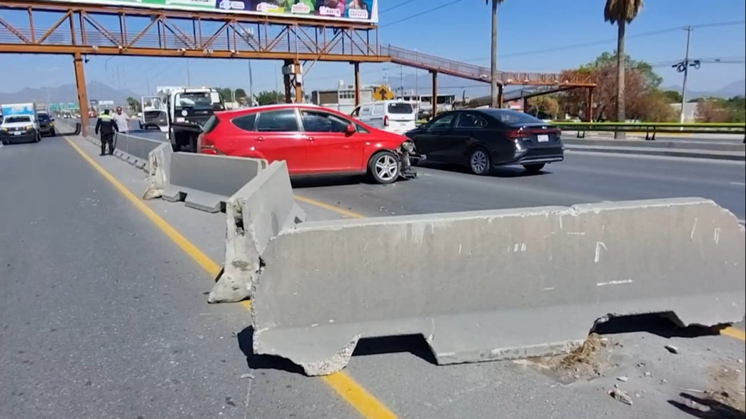 Mujer choca contra muros de concreto en el bulevar Fundadores