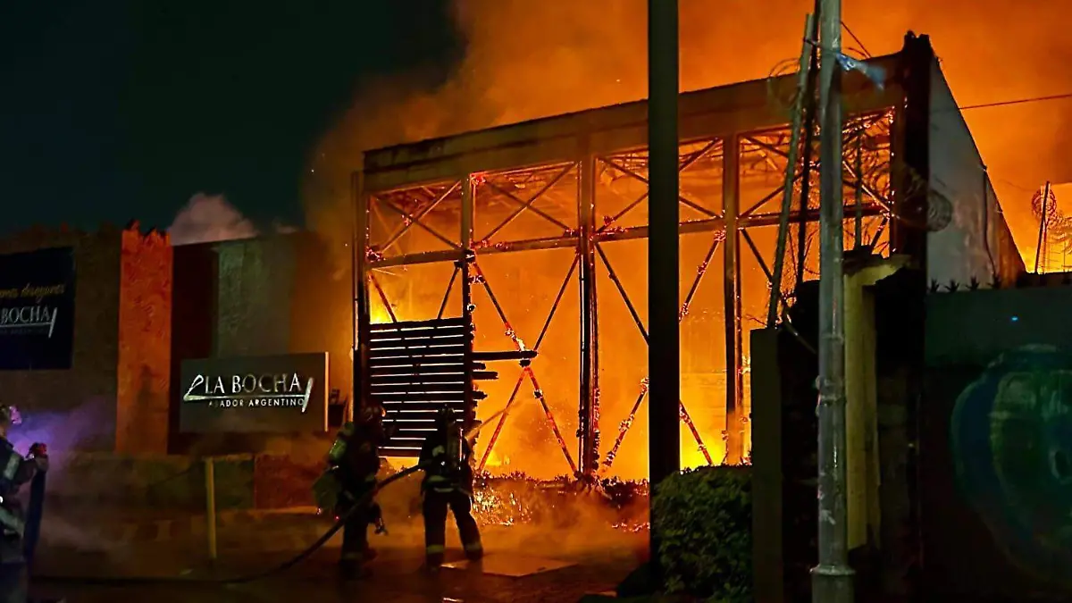 Fuego consume emblemático restaurante en Querétaro; investigan causas del siniestro