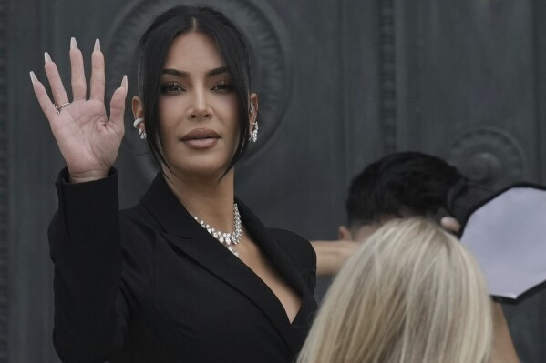 ¡Dile licenciada! Kim Kardashian se gradúa de la universidad de derecho después de seis años