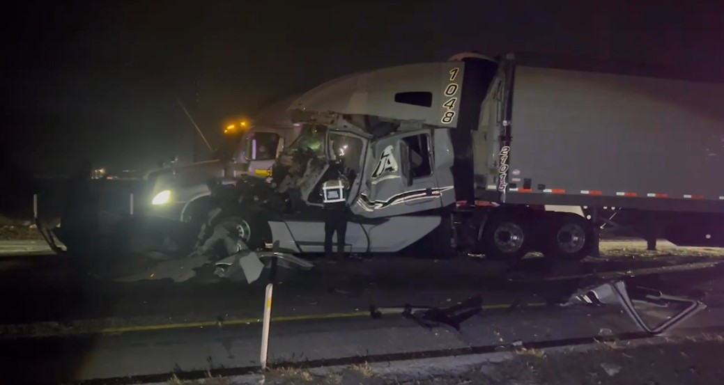 Choque entre tráileres deja un lesionado grave en la Monterrey-Saltillo
