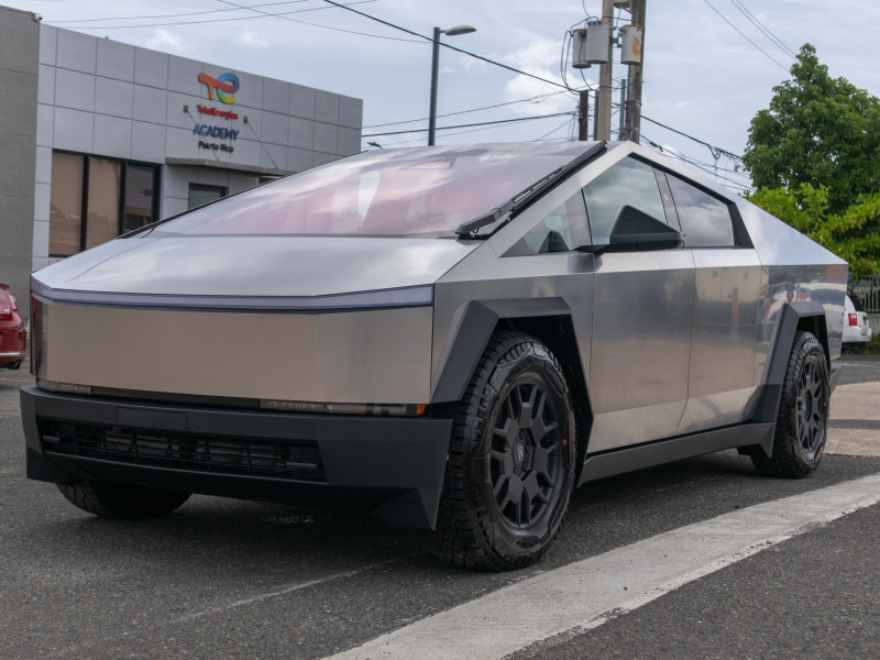 Mujer bloquea el paso a una Tesla Cybertruck en Puerto Rico por “emitir mucha radiación”