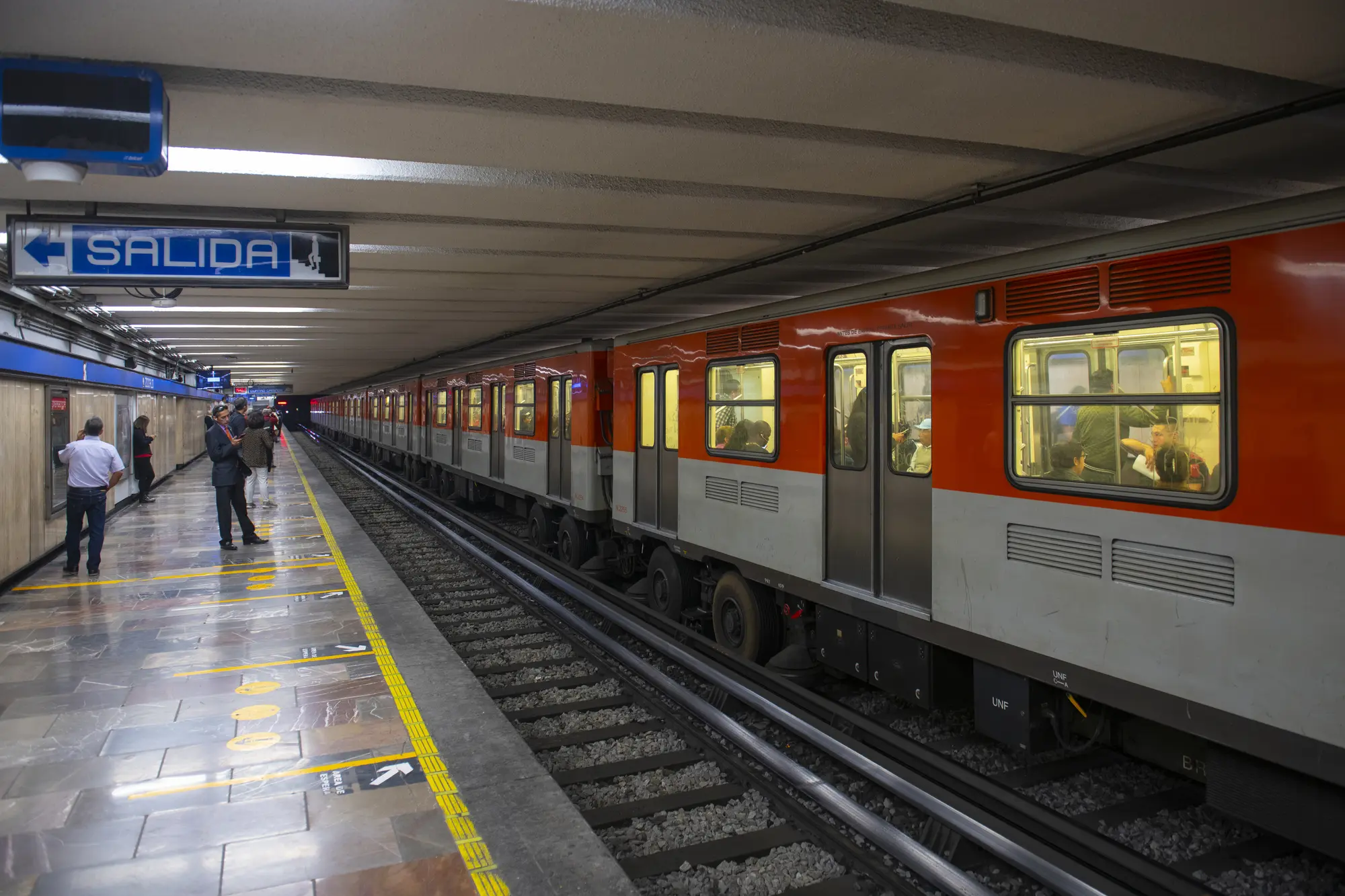 Mujer cae a las vías del metro en CDMX; se investiga accidente o intento de suicidio
