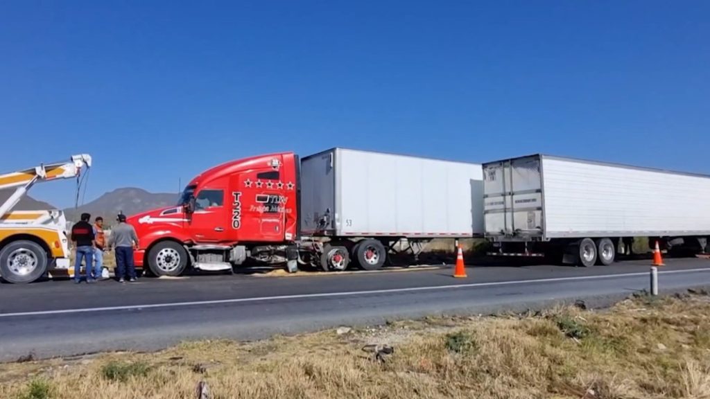 Aparatoso accidente en Ramos Arizpe involucra a tres vehículos de carga