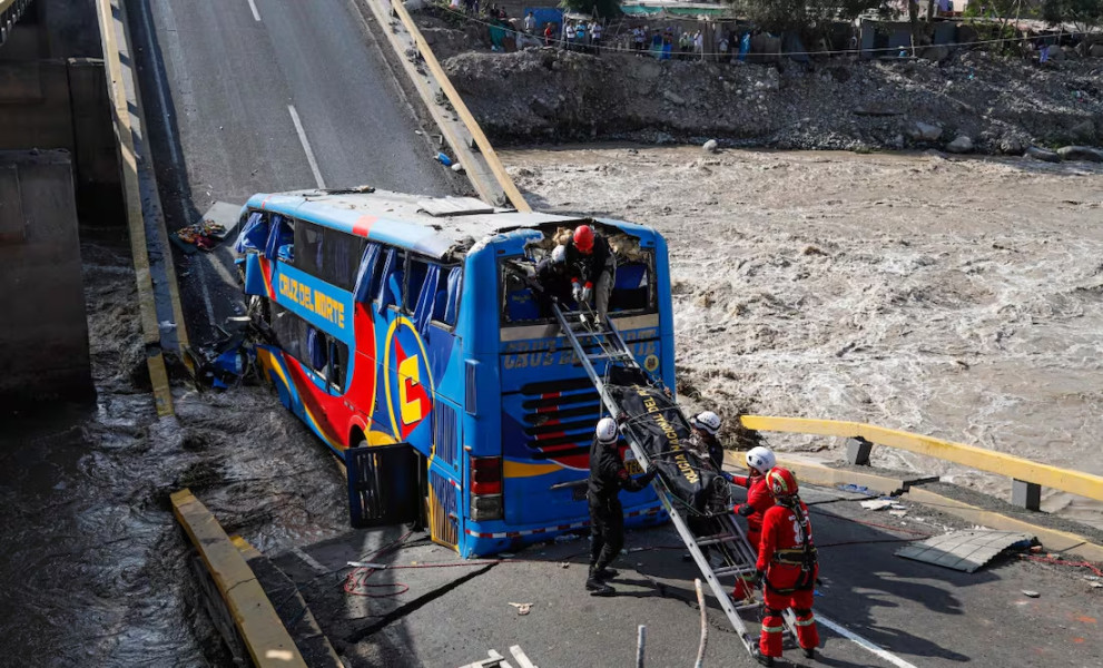 Autobús de pasajeros cae de un puente en Perú