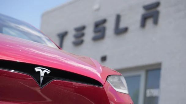 Ventas anuales de Tesla caen por primera vez