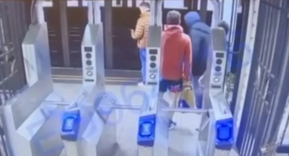 Hombre es empujado a las vías del metro en Nueva York