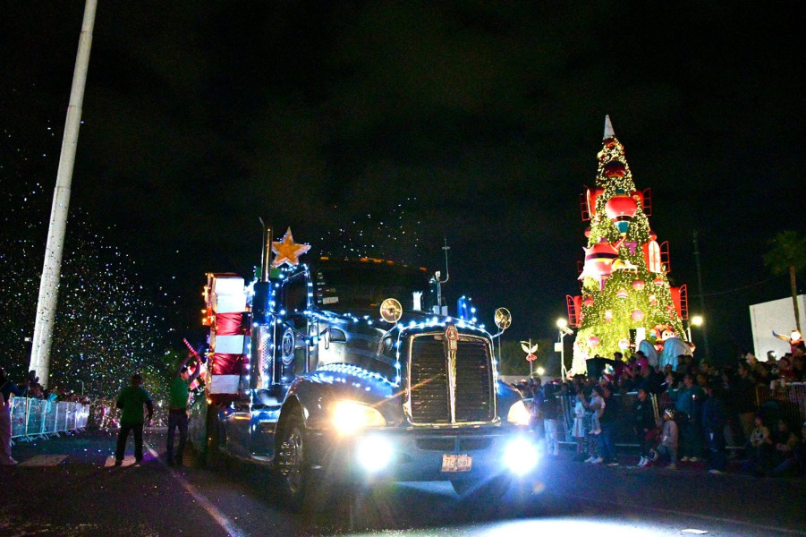 Piedras Negras brilla con desfile navideño y encendido de Villamagia