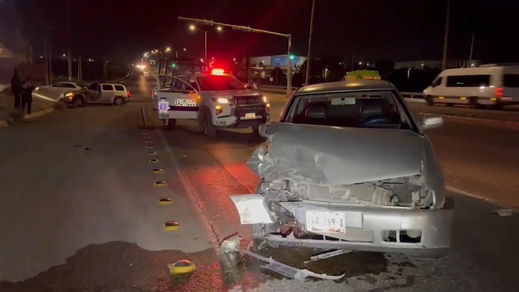 Conductor ignora la luz en rojo y provoca aparatoso accidente