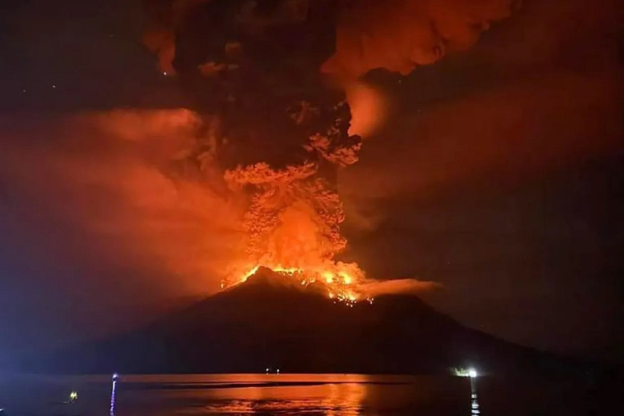 Erupción volcánica deja 10 muertos en Indonesia; cenizas incendiaron viviendas