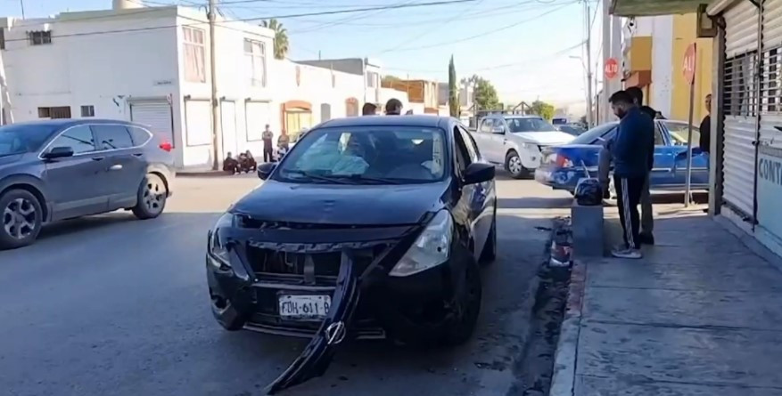 Mujer se pasa el alto y provoca choque en la zona Centro