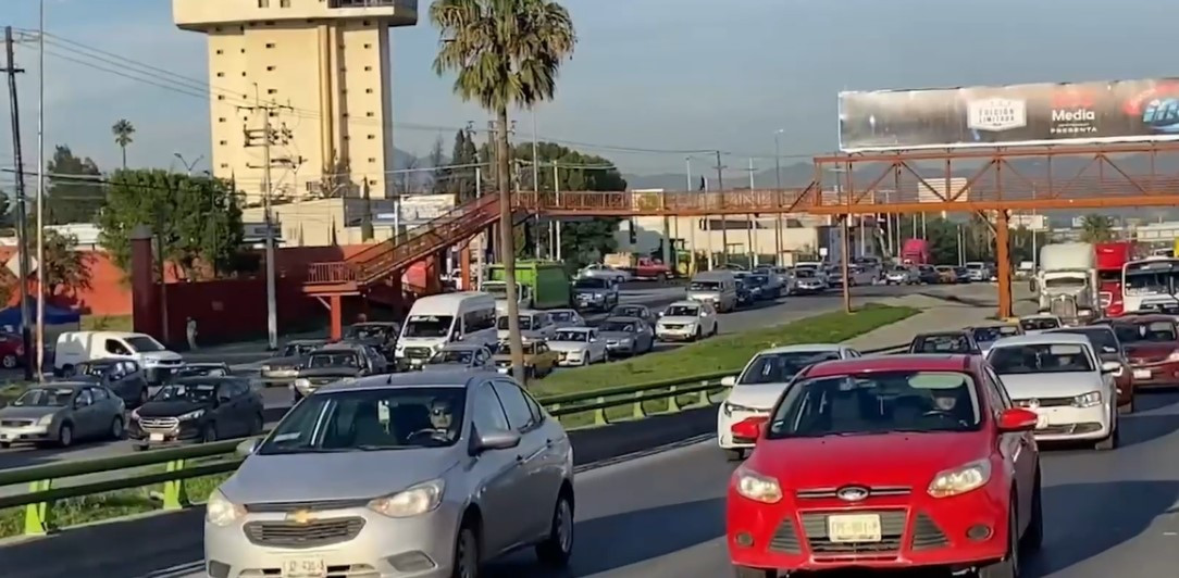 Mujer choca contra muro de contención en el bulevar Fundadores