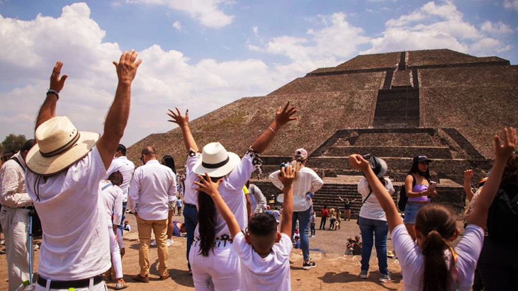 Miles de turistas visitan las pirámides de Teotihuacán para recargarse de energía