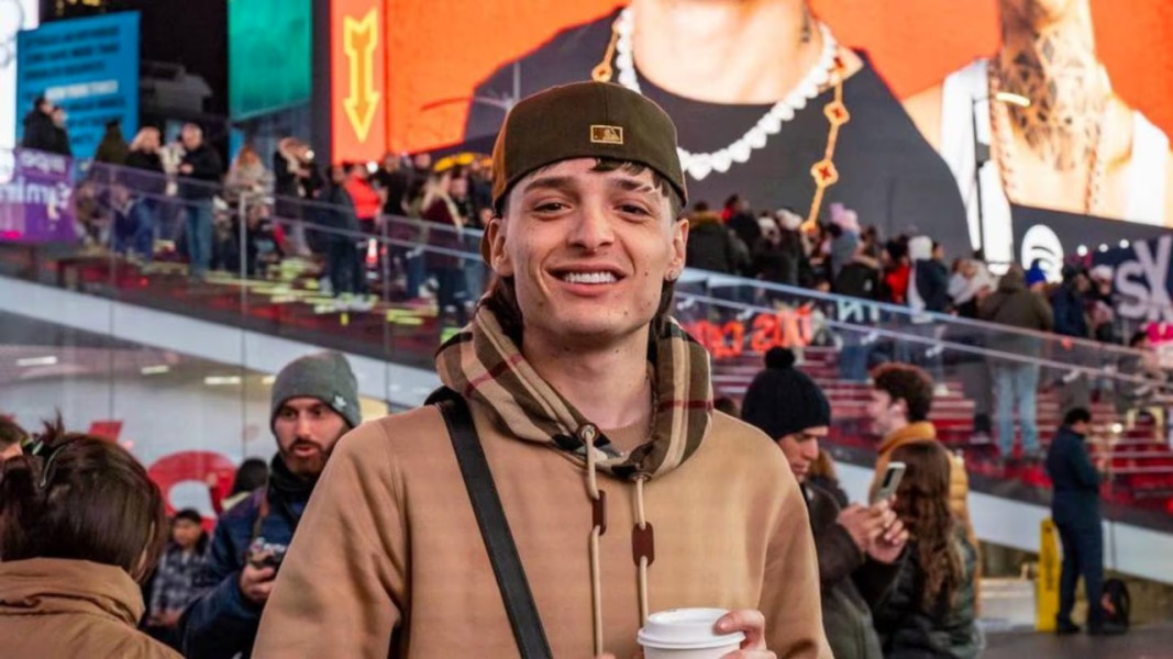 ¿Eres fan de Peso Pluma? Este es el precio de una gorra con su autógrafo