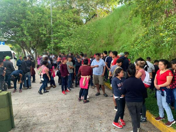 Aseguran camión de pasajeros con 126 migrantes en Veracruz